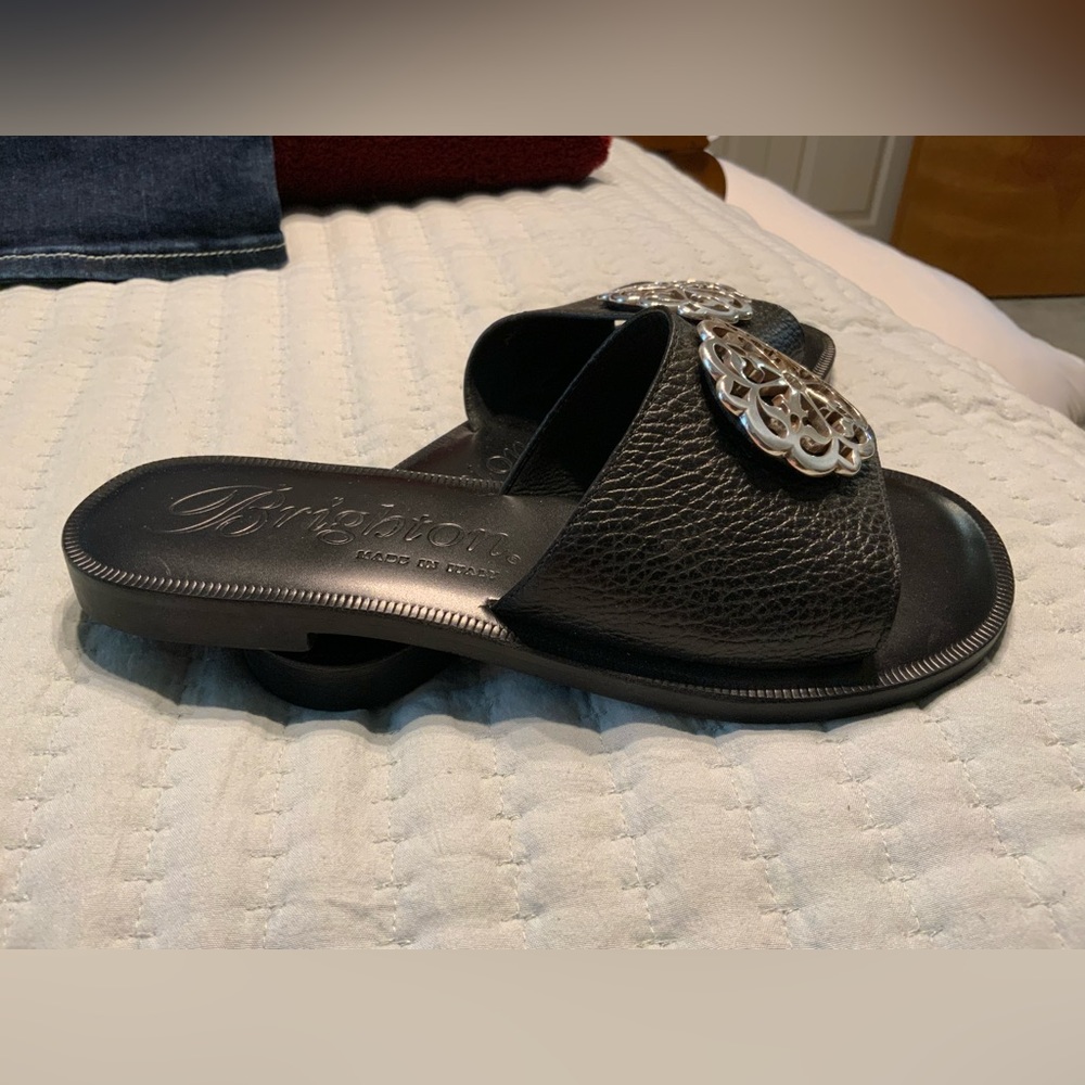 Black sandals, never worn in great conditions.